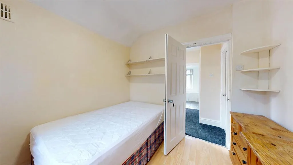 5 bedroom semi-detached house for rent