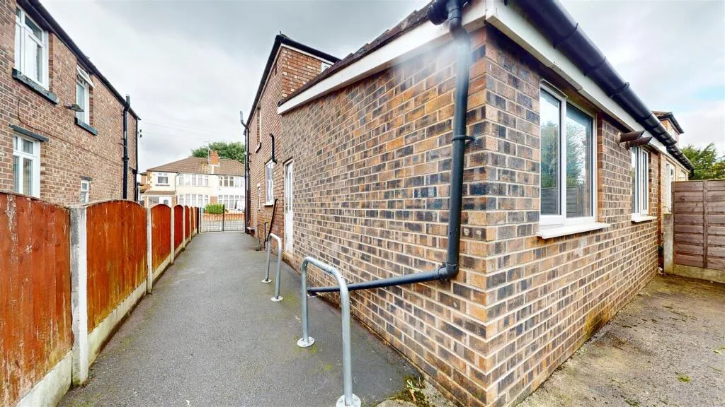 5 bedroom semi-detached house for rent