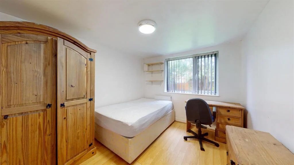 5 bedroom semi-detached house for rent