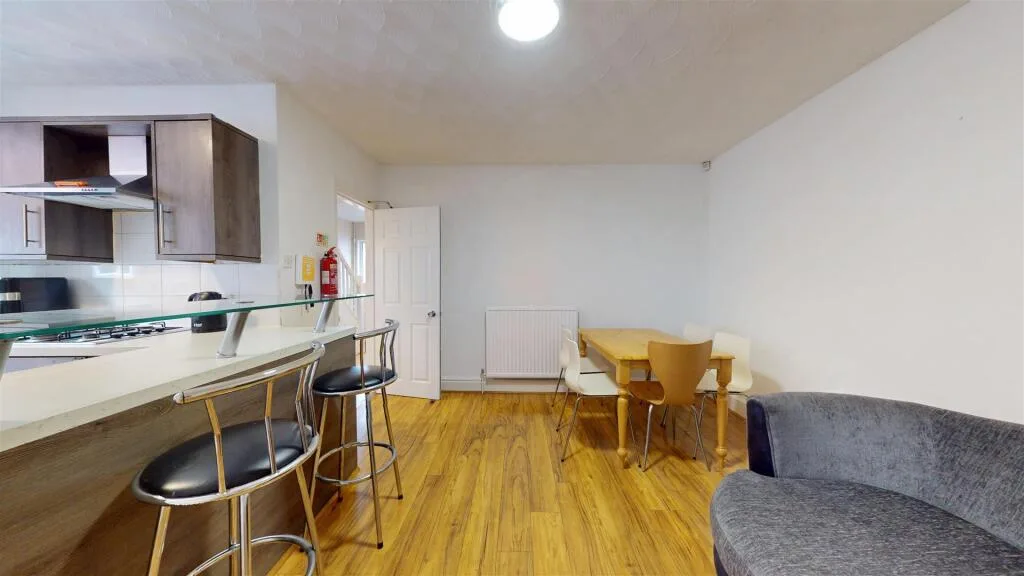 5 bedroom semi-detached house for rent