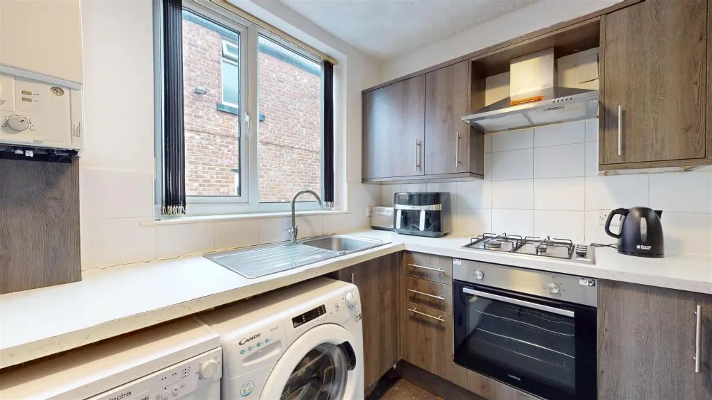 5 bedroom semi-detached house for rent