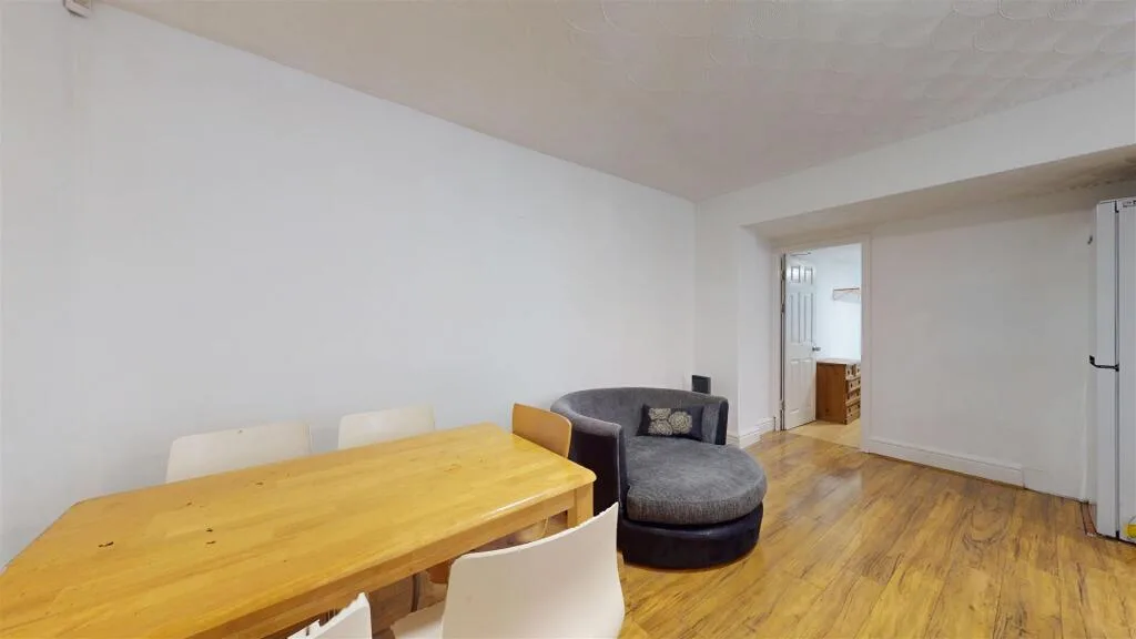 5 bedroom semi-detached house for rent