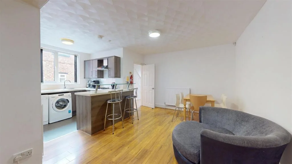 5 bedroom semi-detached house for rent