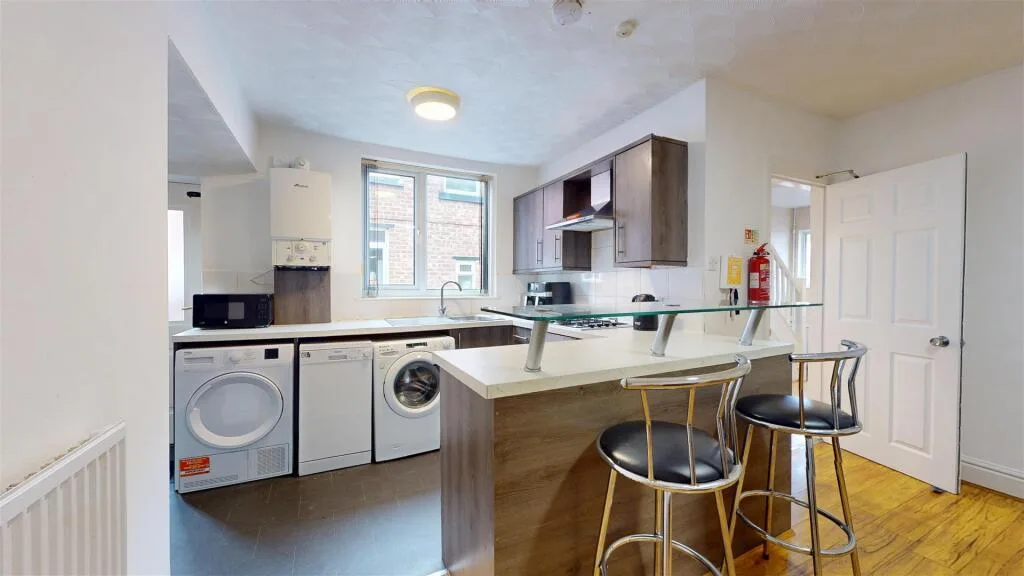 5 bedroom semi-detached house for rent