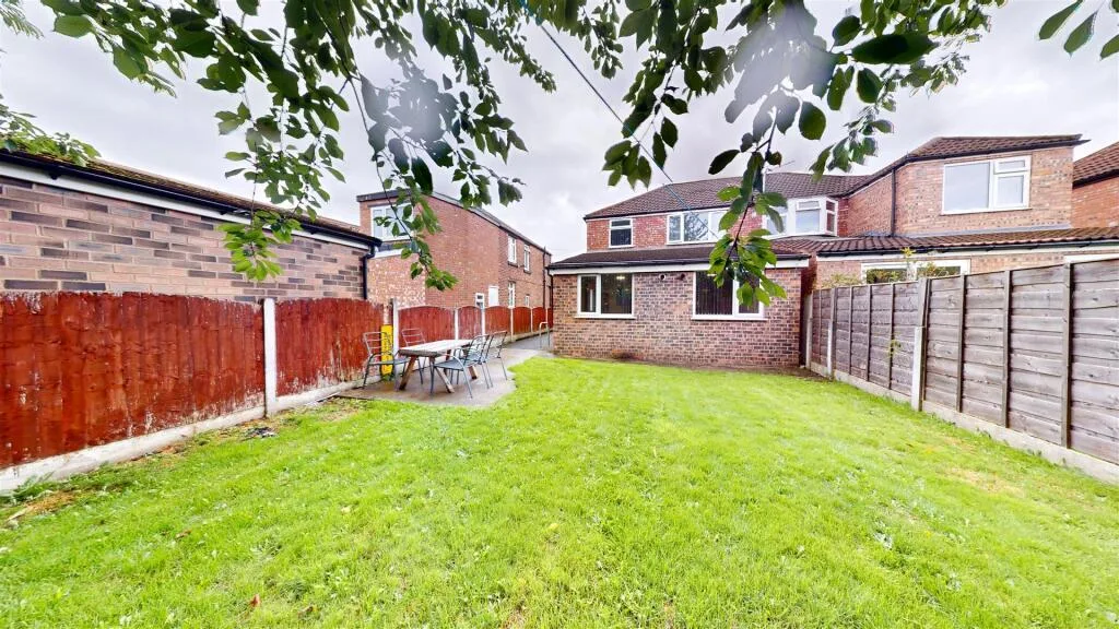 5 bedroom semi-detached house for rent