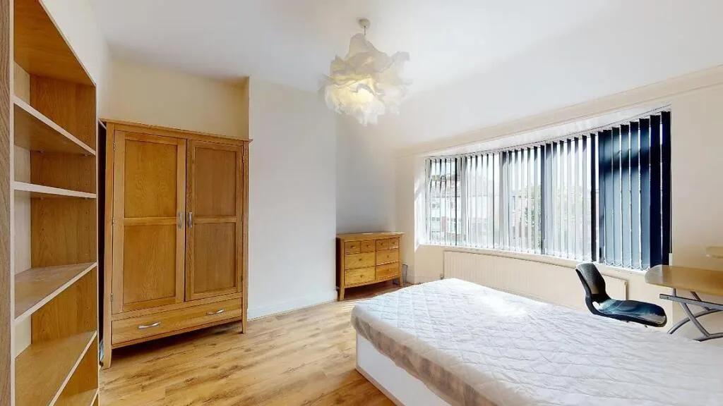 6 bedroom semi-detached house for rent