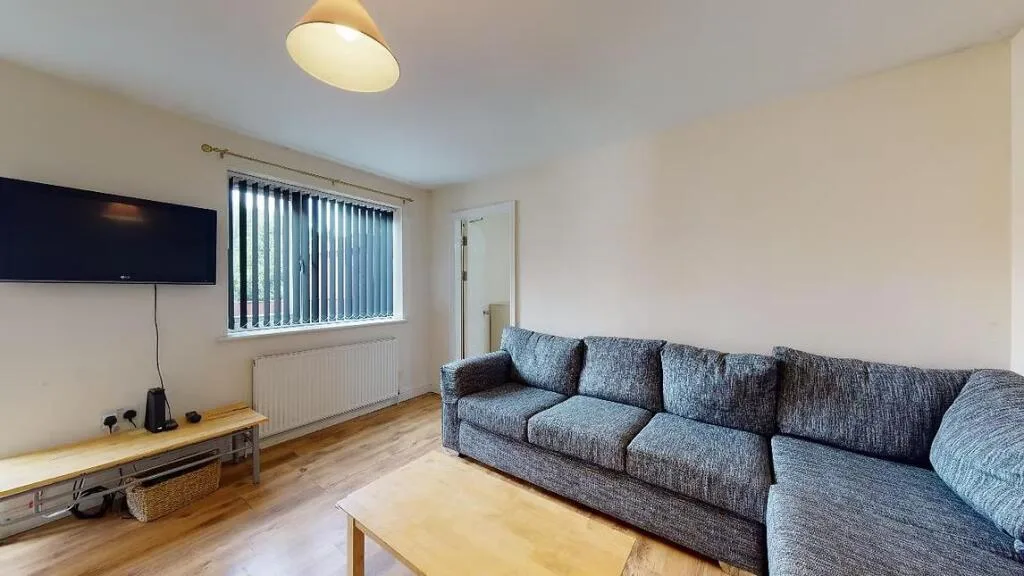 6 bedroom semi-detached house for rent