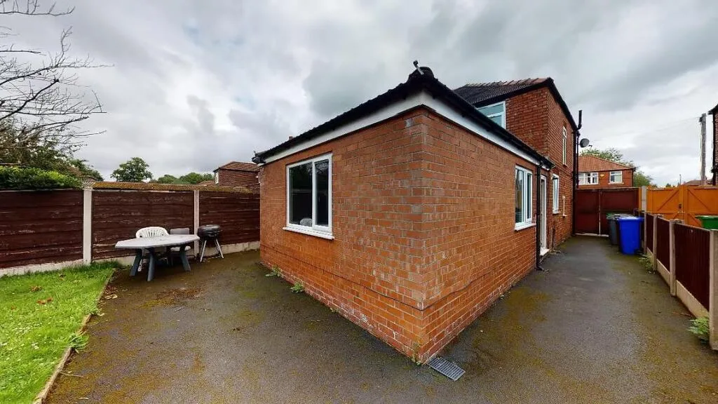 6 bedroom semi-detached house for rent