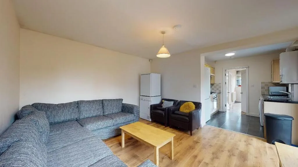 6 bedroom semi-detached house for rent