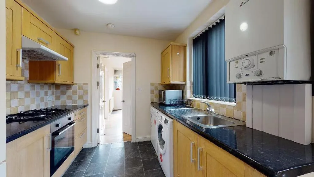 6 bedroom semi-detached house for rent