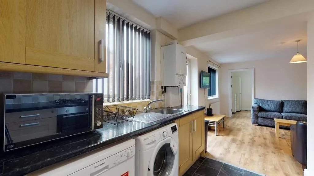 6 bedroom semi-detached house for rent