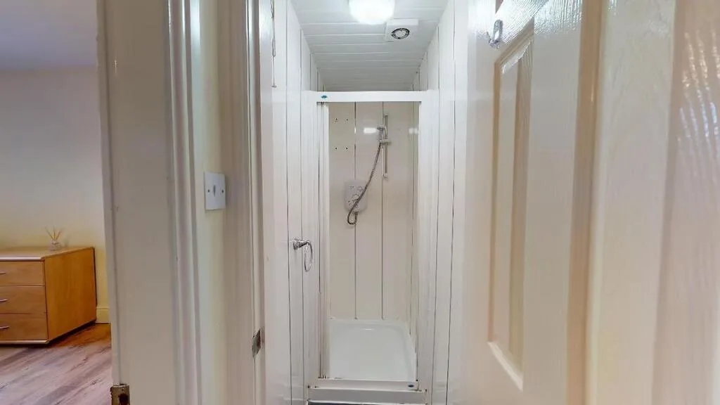 6 bedroom semi-detached house for rent