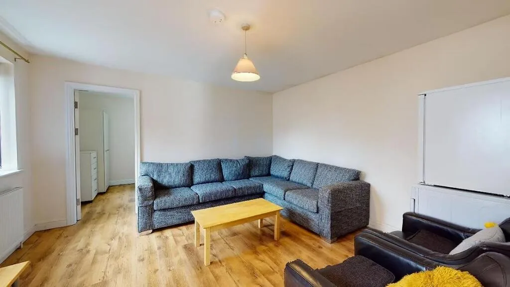 6 bedroom semi-detached house for rent