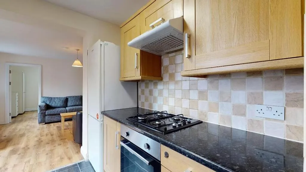 6 bedroom semi-detached house for rent