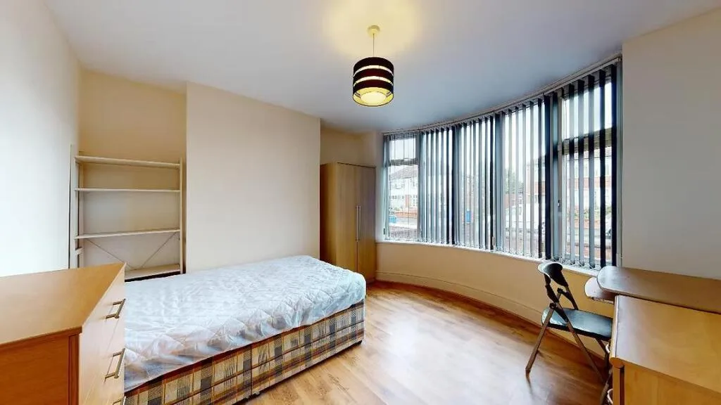 6 bedroom semi-detached house for rent