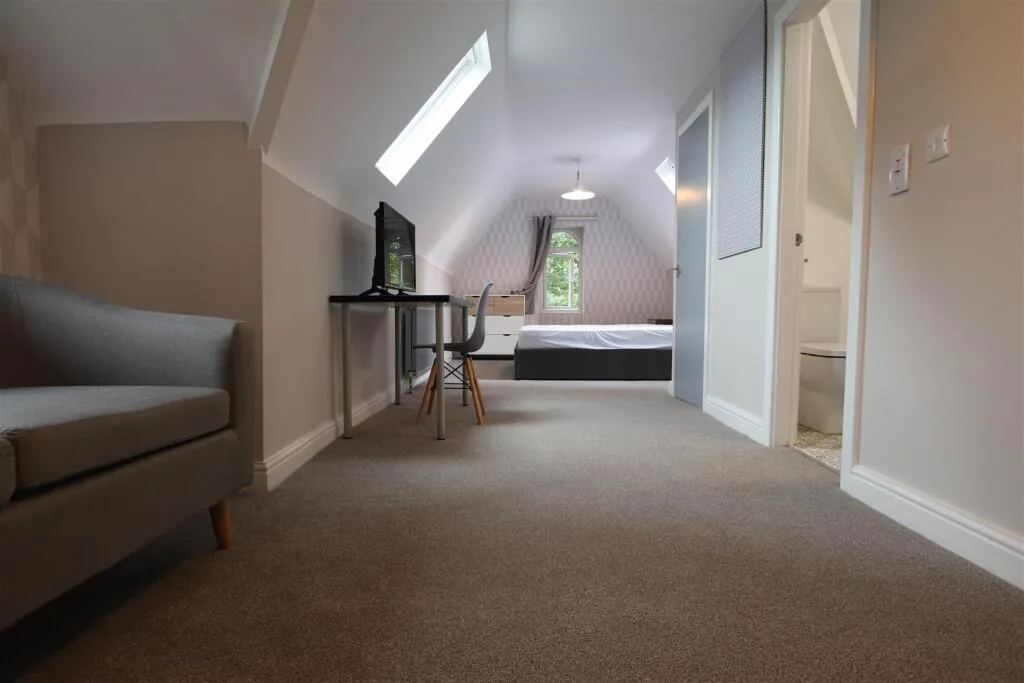 8 bedroom detached house for rent