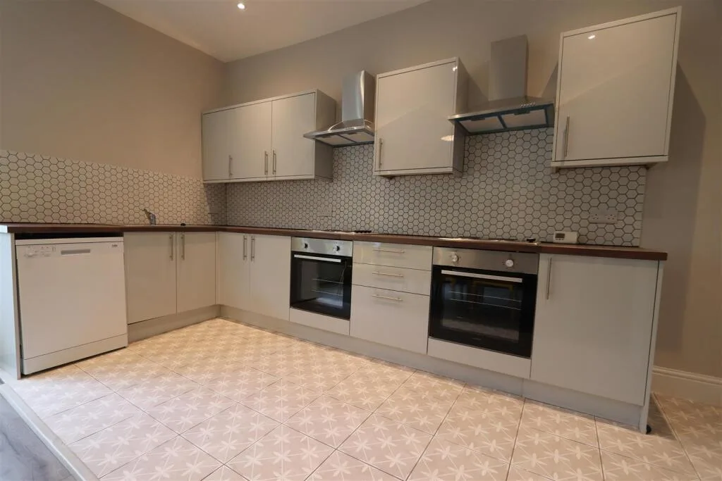 8 bedroom detached house for rent