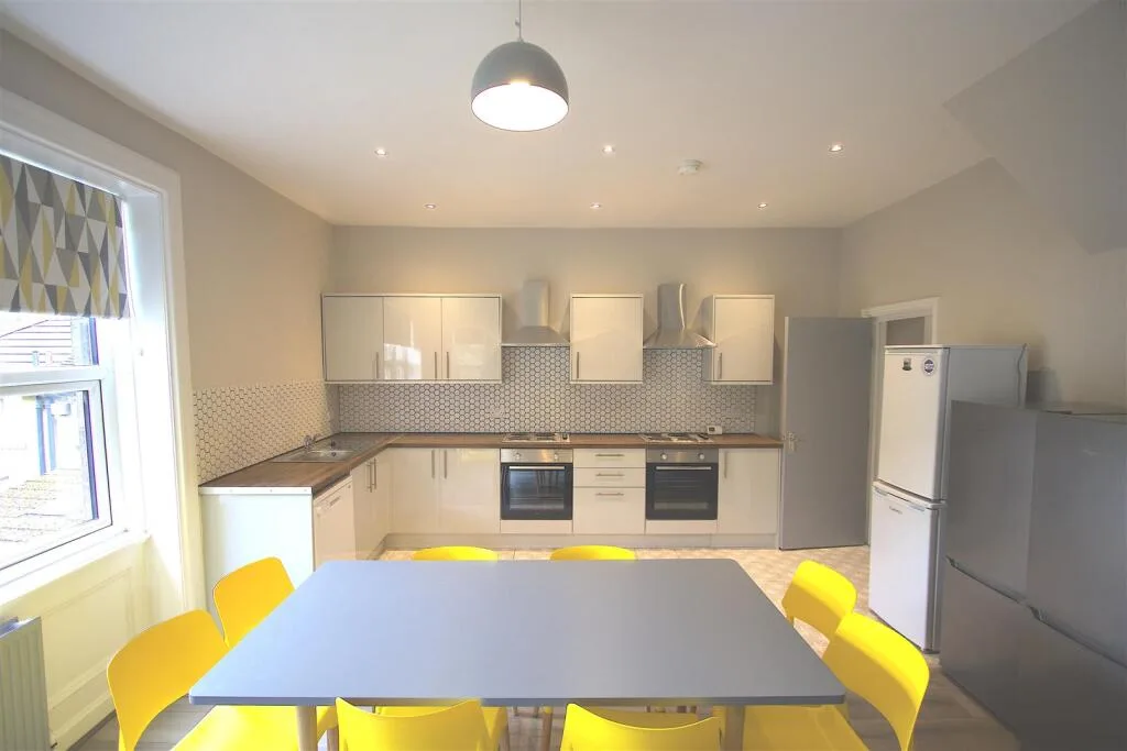 8 bedroom detached house for rent