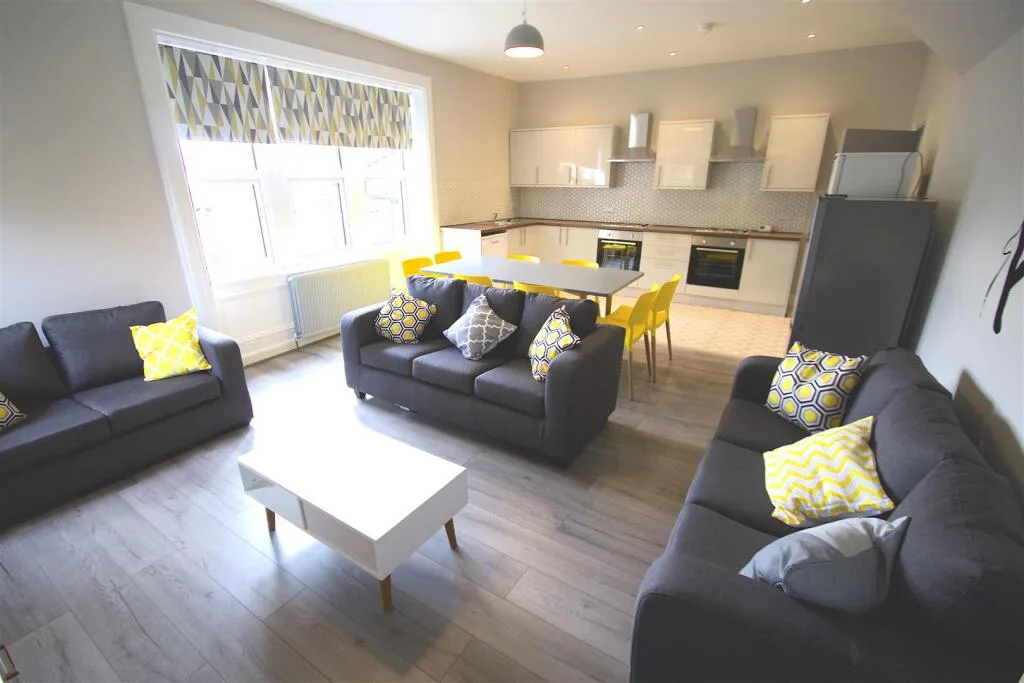 8 bedroom detached house for rent