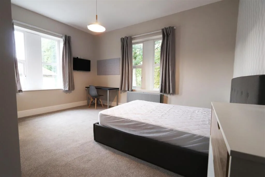 8 bedroom detached house for rent