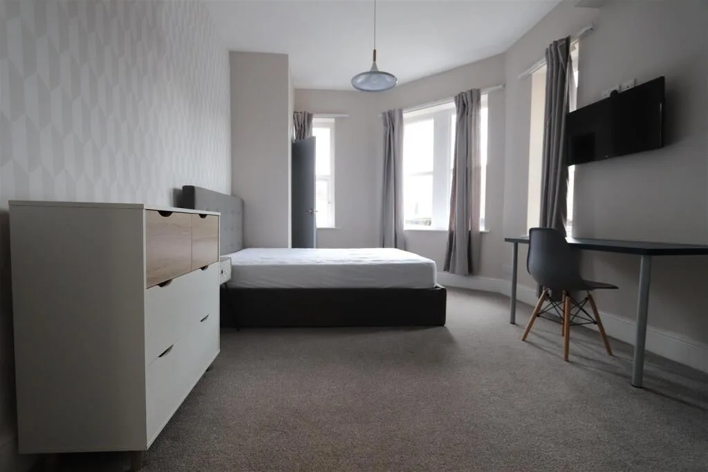 8 bedroom detached house for rent