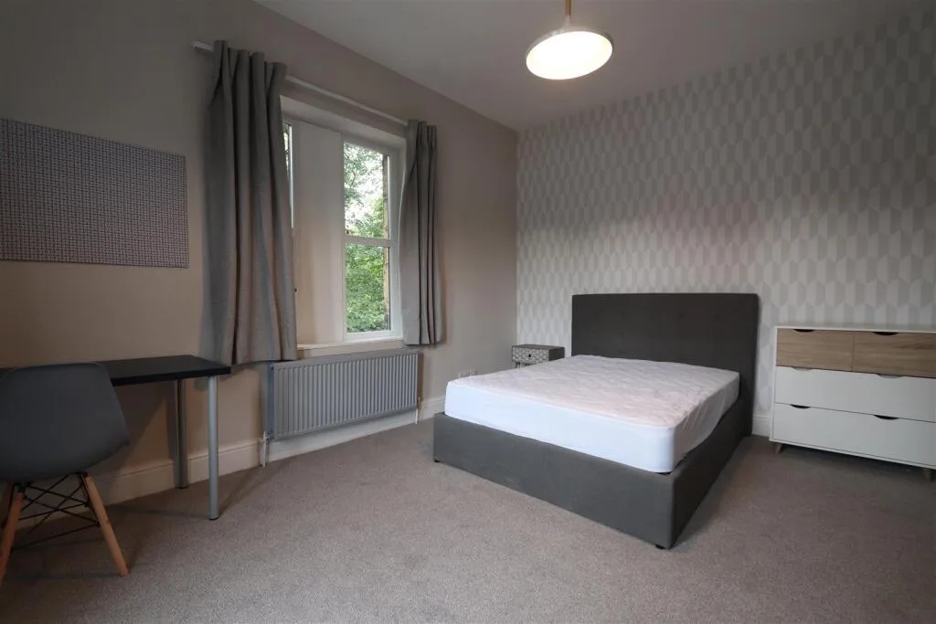 8 bedroom detached house for rent
