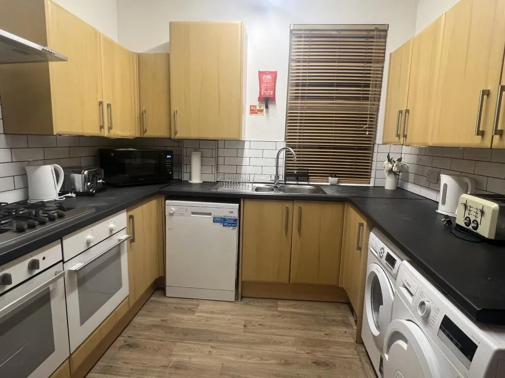6 bedroom terraced house for rent
