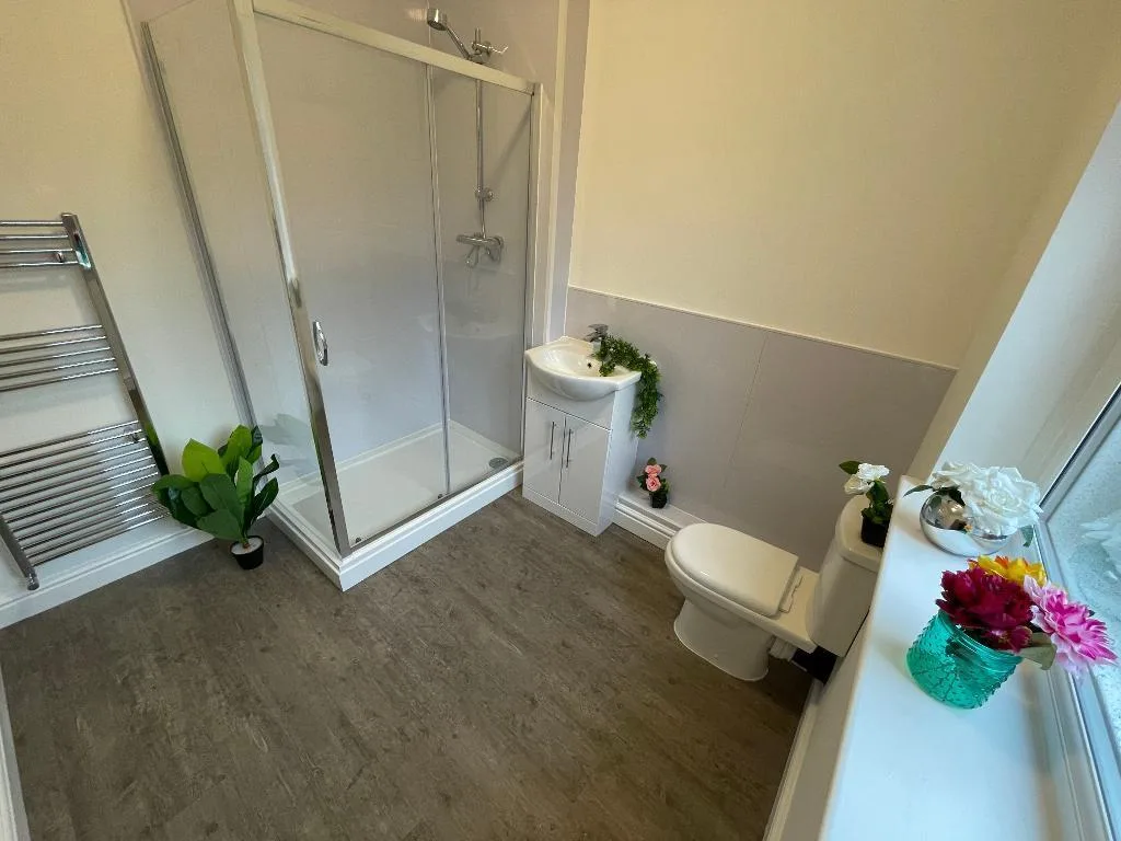 5 bedroom end of terrace house for rent