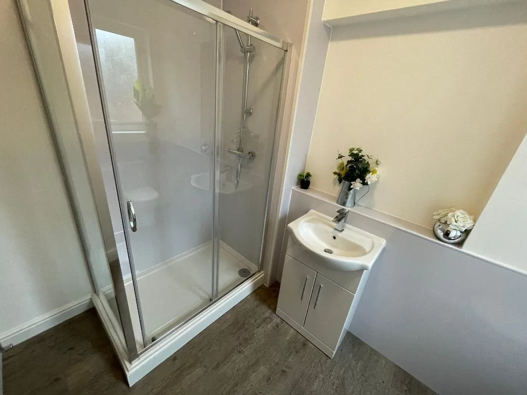 5 bedroom end of terrace house for rent