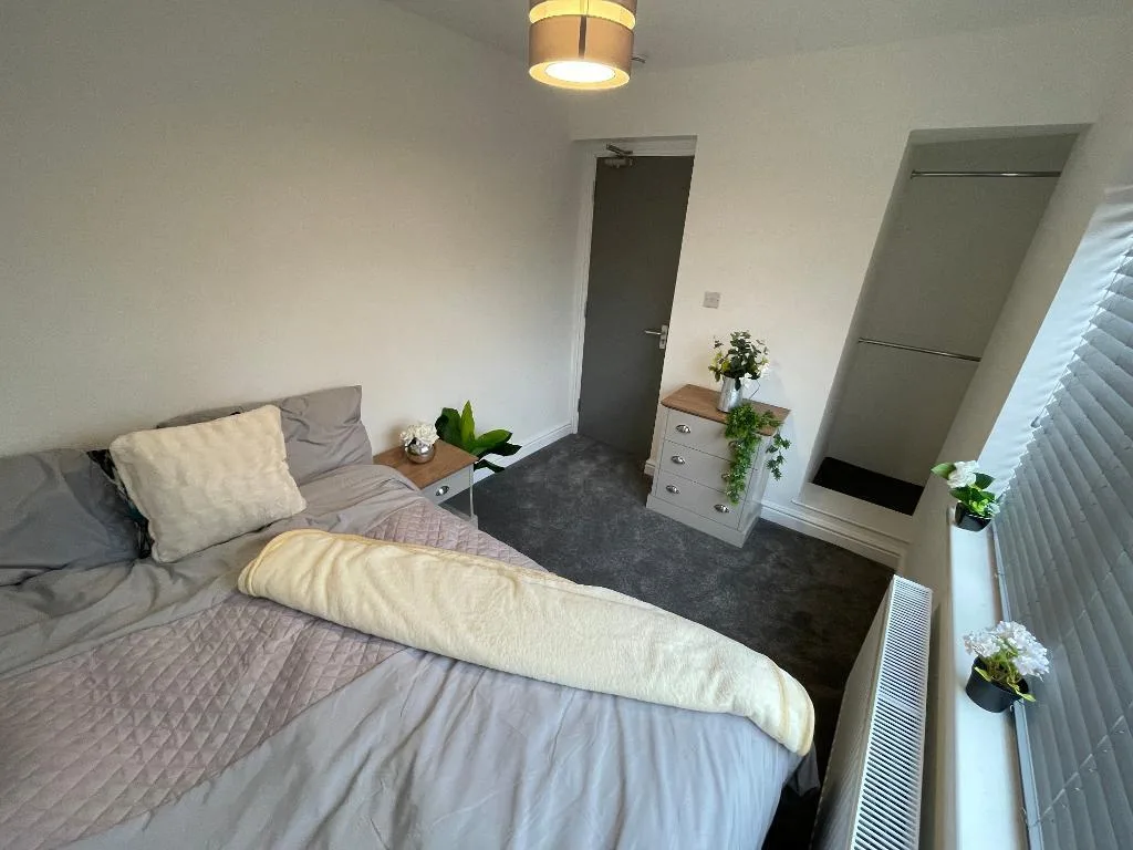 5 bedroom end of terrace house for rent