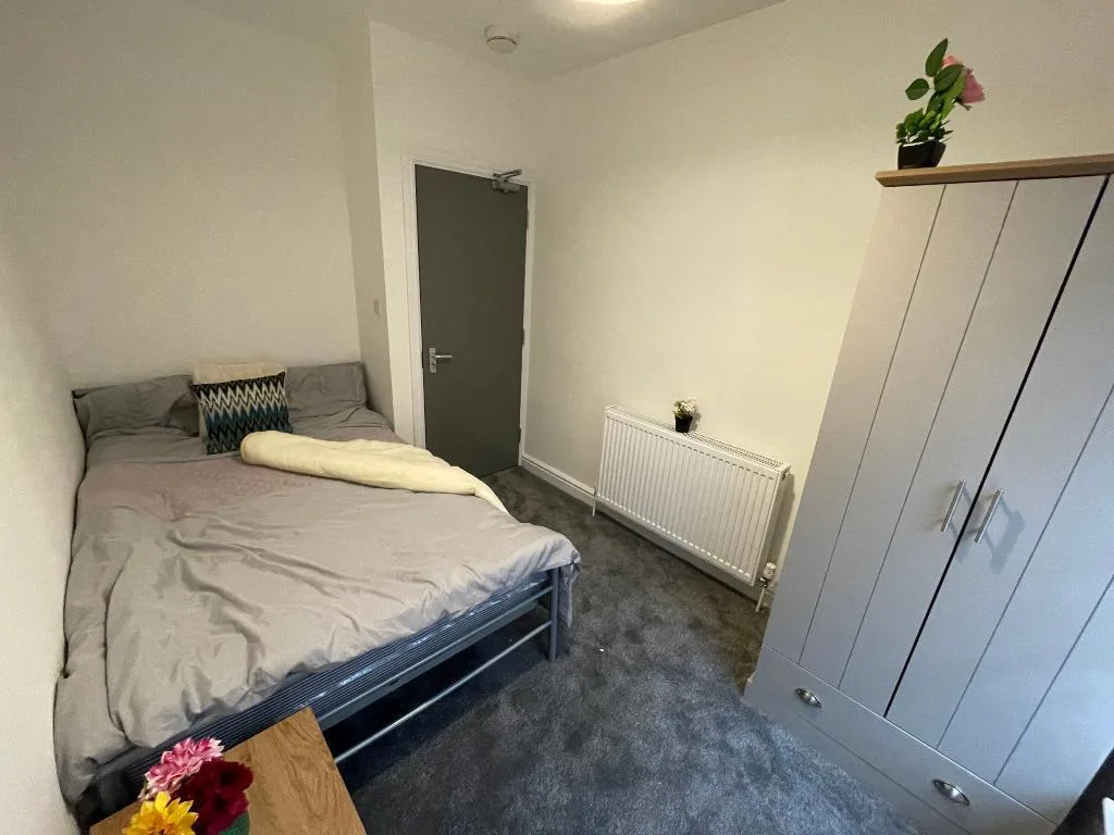 5 bedroom end of terrace house for rent