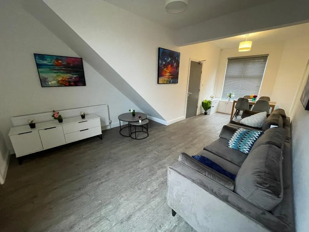 5 bedroom end of terrace house for rent