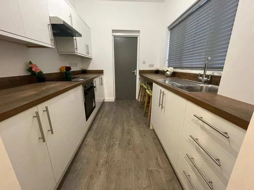5 bedroom end of terrace house for rent