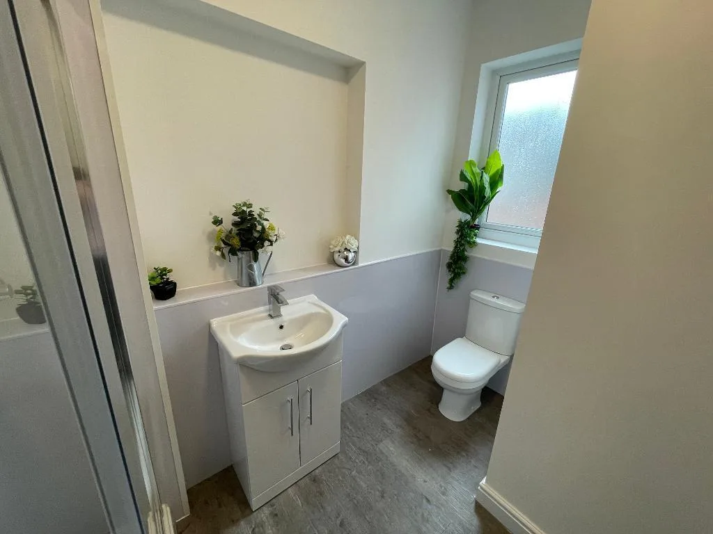 5 bedroom end of terrace house for rent