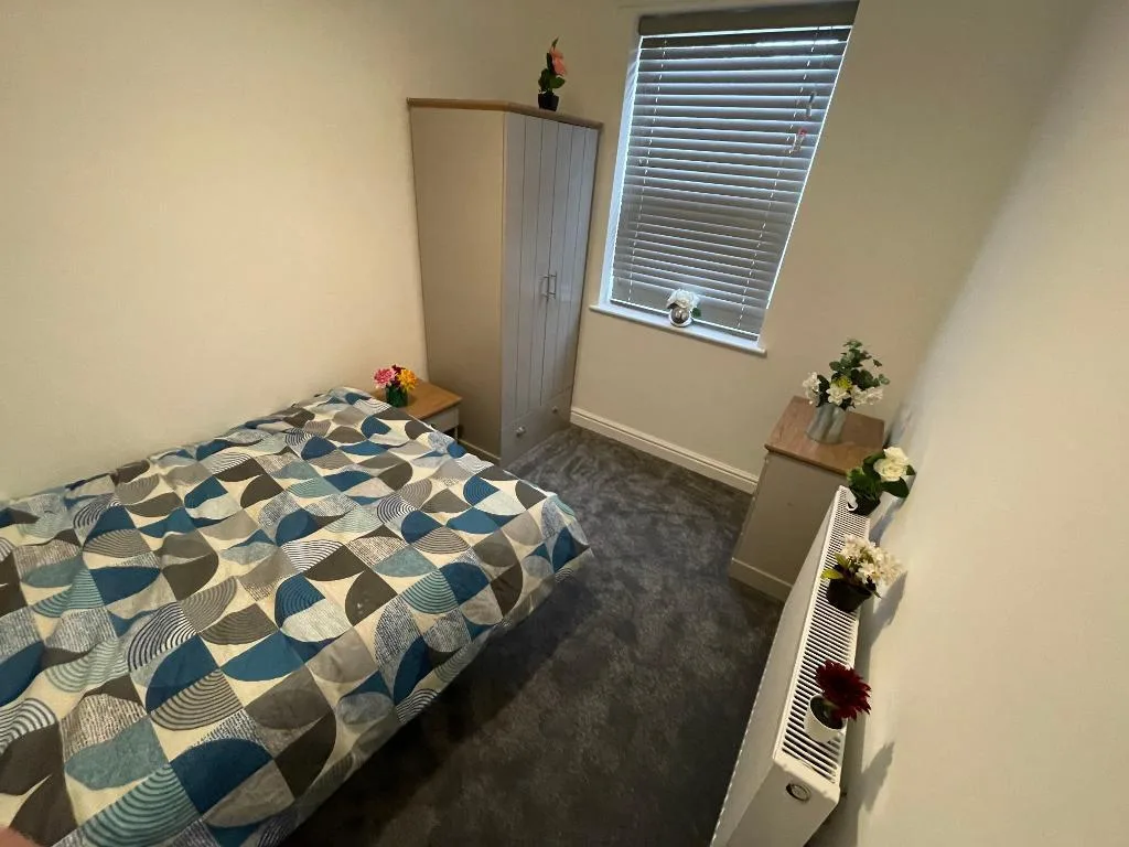 5 bedroom end of terrace house for rent