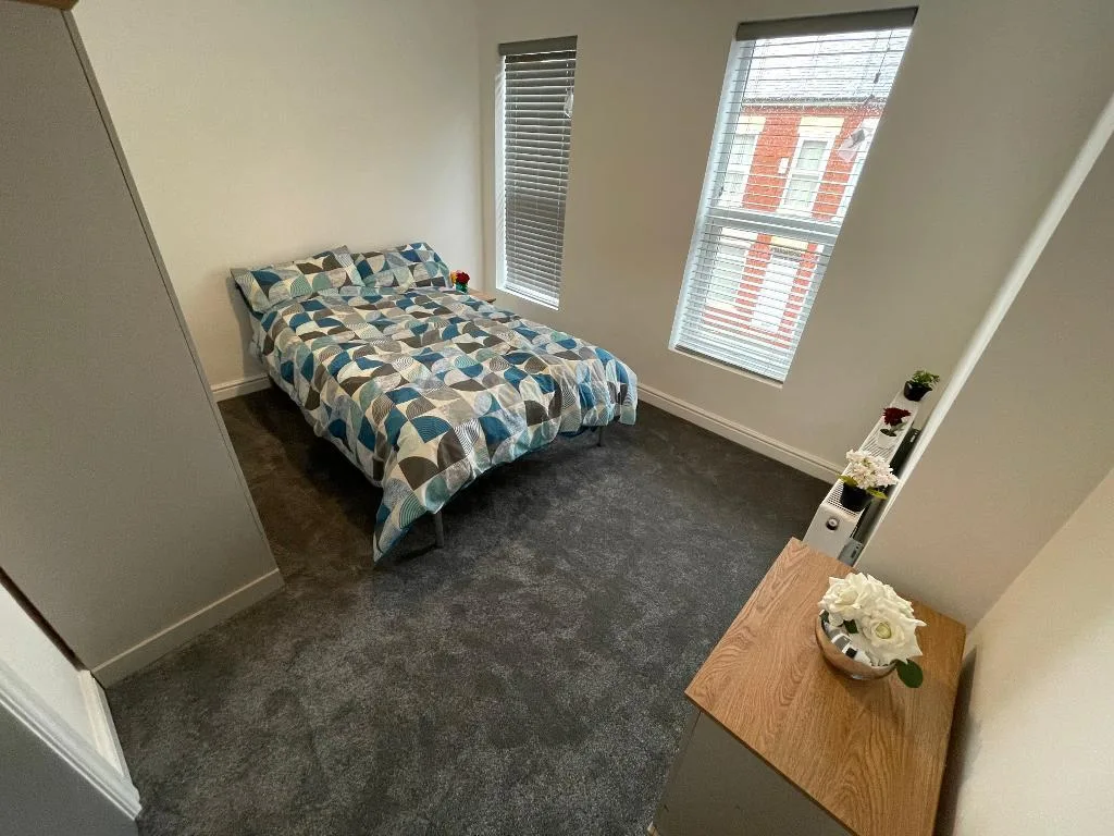 5 bedroom end of terrace house for rent