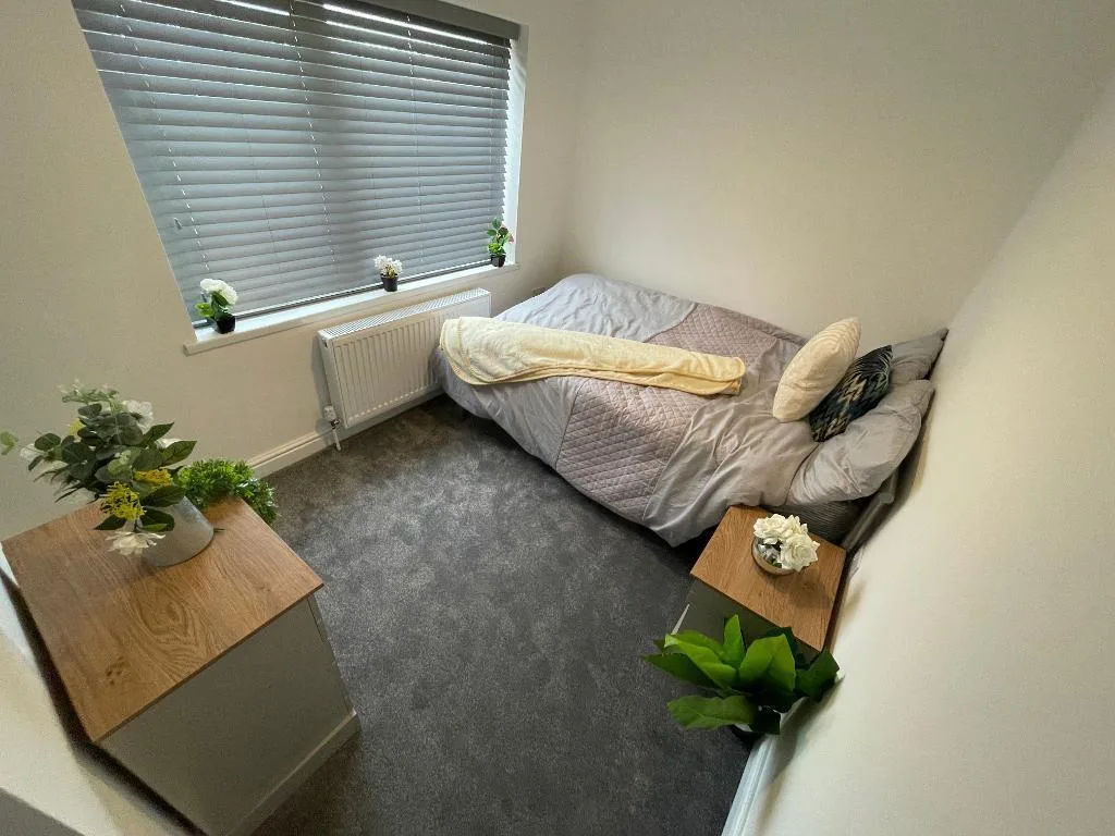 5 bedroom end of terrace house for rent
