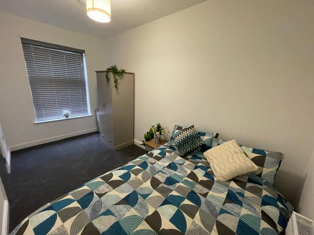 5 bedroom end of terrace house for rent
