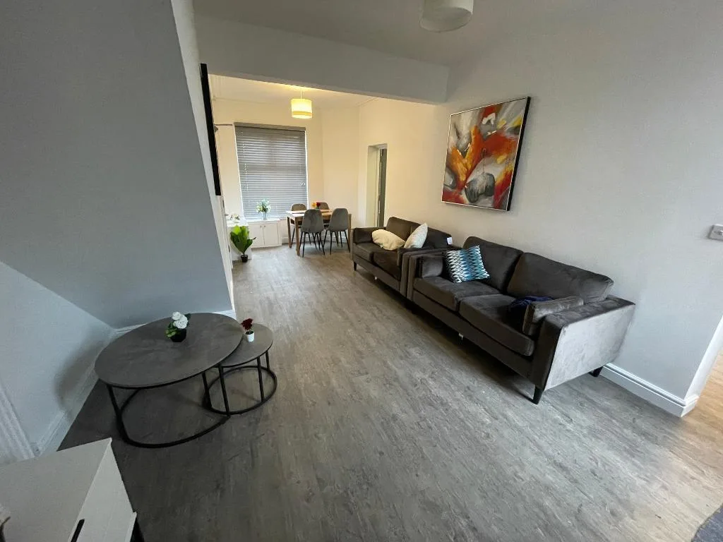 5 bedroom end of terrace house for rent