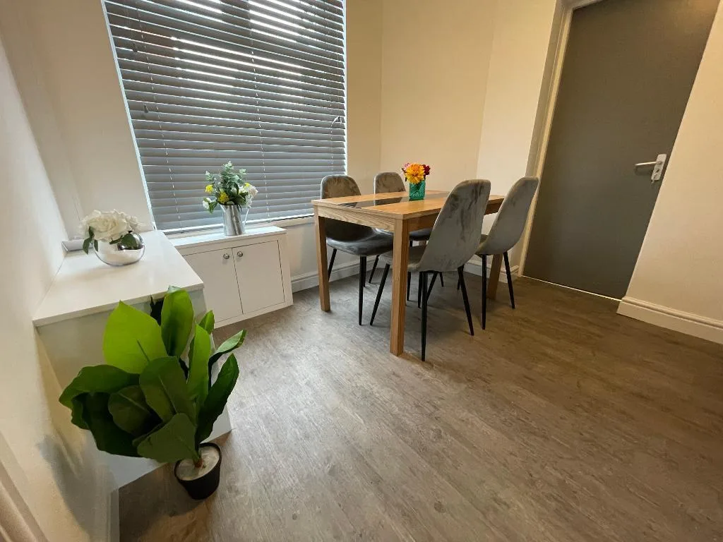 5 bedroom end of terrace house for rent