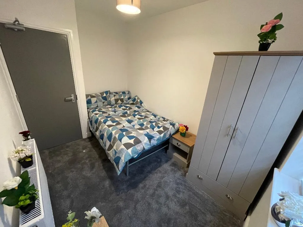 5 bedroom end of terrace house for rent