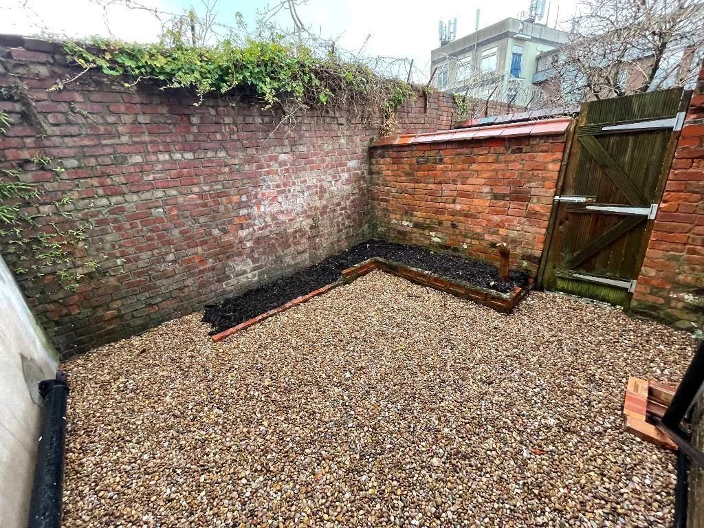 5 bedroom end of terrace house for rent