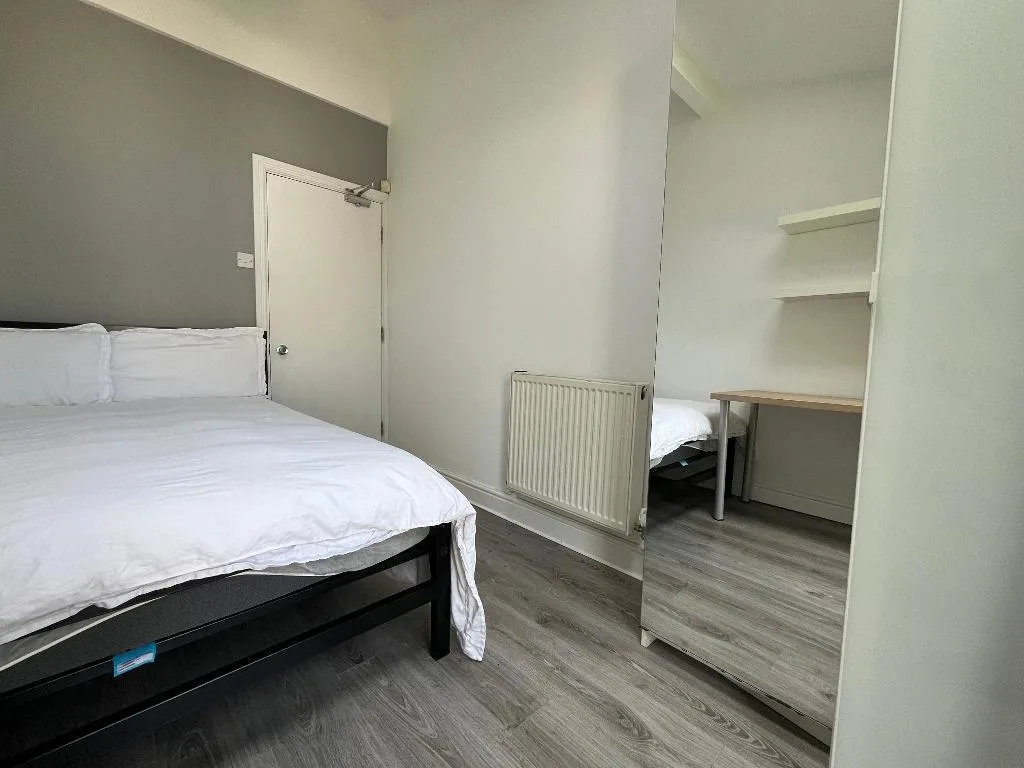 6 bedroom semi-detached house for rent