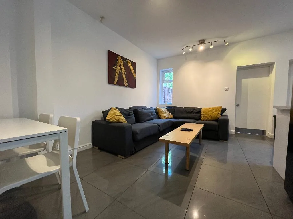 6 bedroom semi-detached house for rent