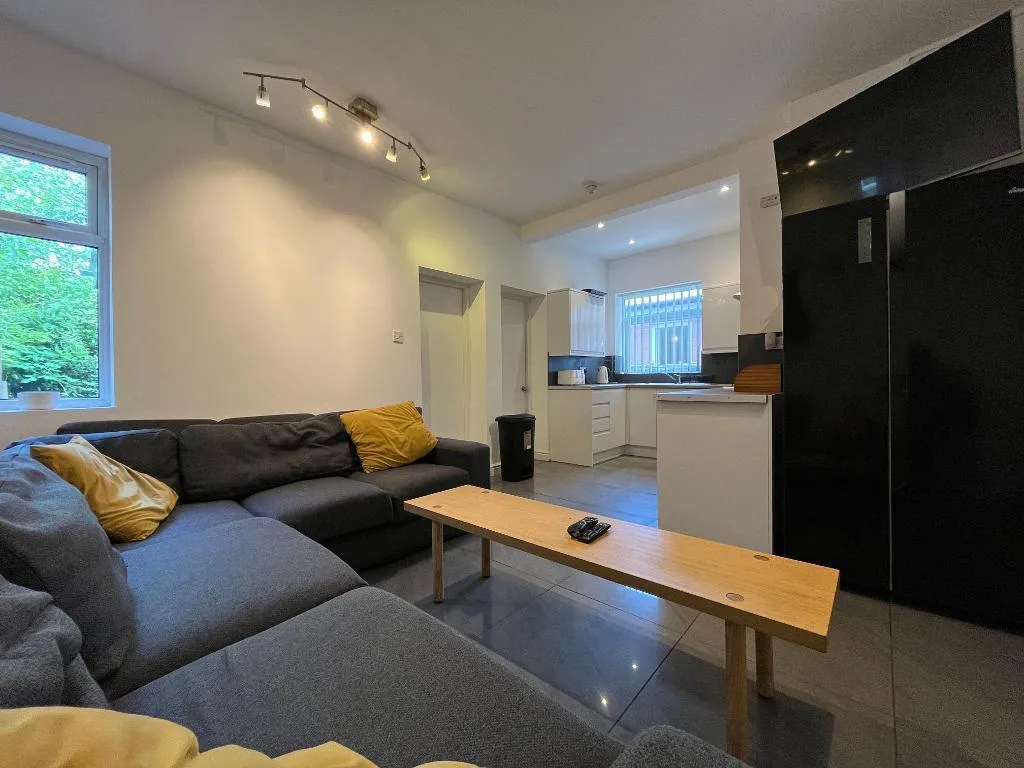 6 bedroom semi-detached house for rent