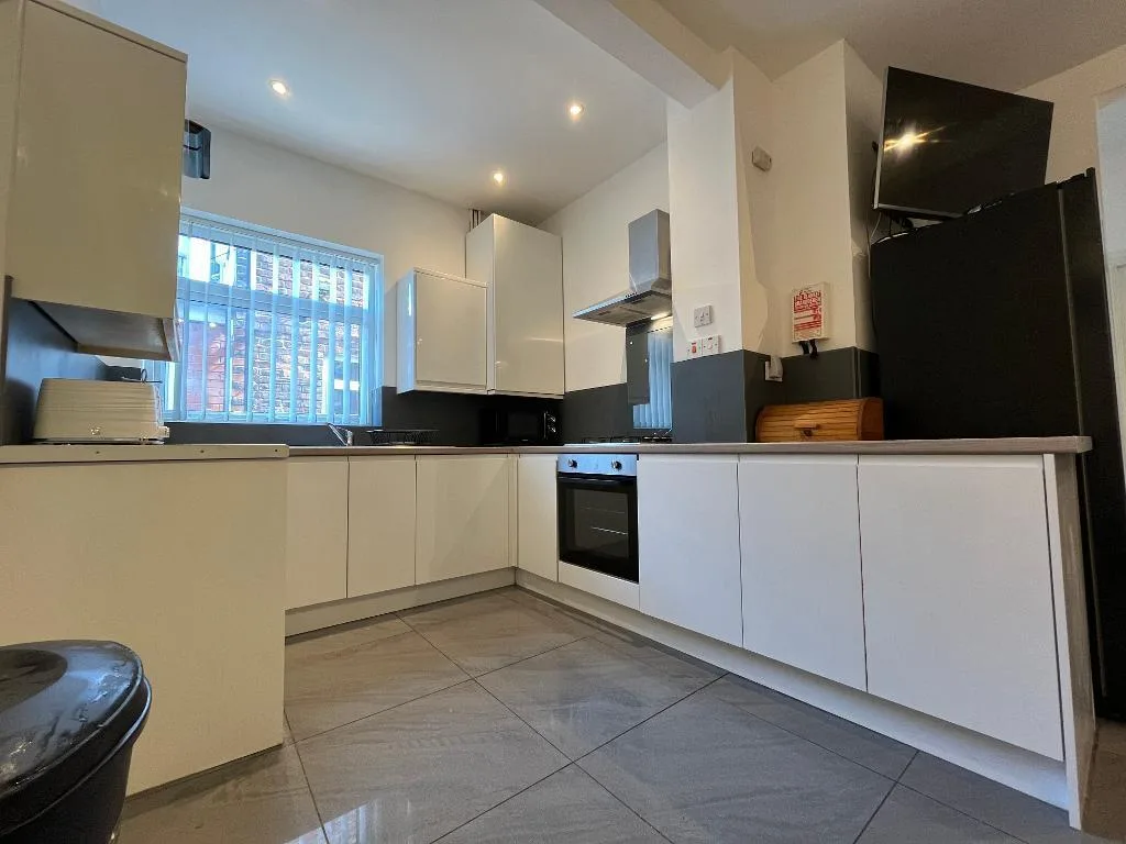 6 bedroom semi-detached house for rent