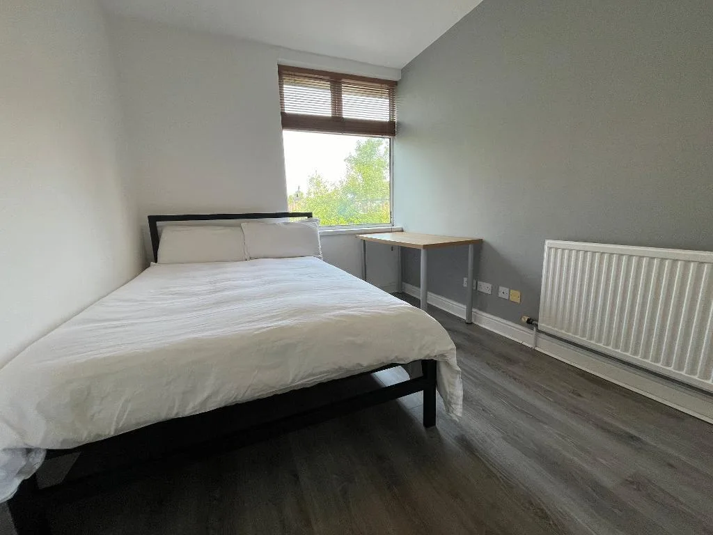 6 bedroom semi-detached house for rent