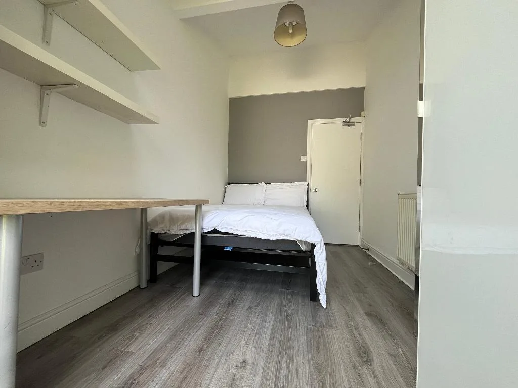 6 bedroom semi-detached house for rent