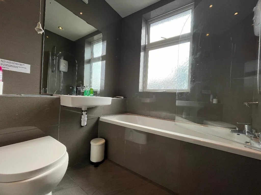 6 bedroom semi-detached house for rent