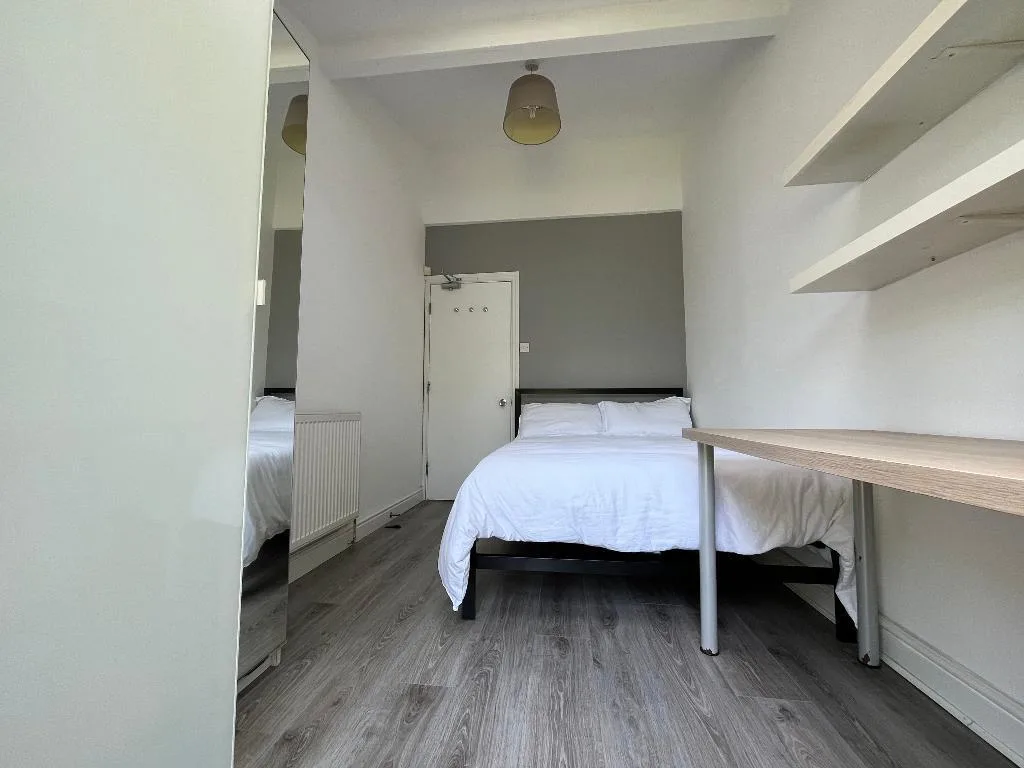 6 bedroom semi-detached house for rent